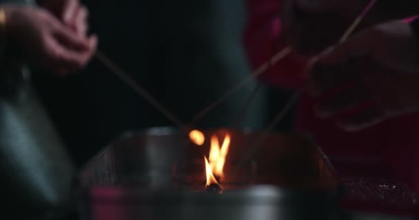 Personne non identifiée brûlant les bâtonnets d'encens 