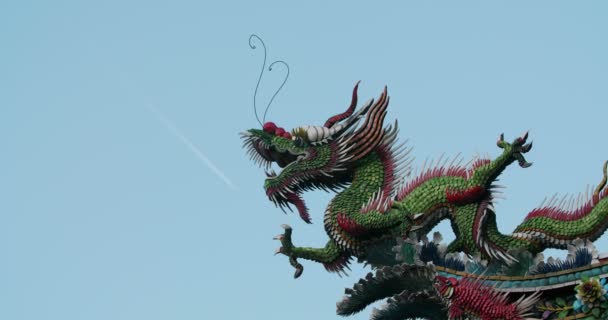 在龙山寺屋顶装饰雕塑与计划飞行通过背景 — 图库视频影像