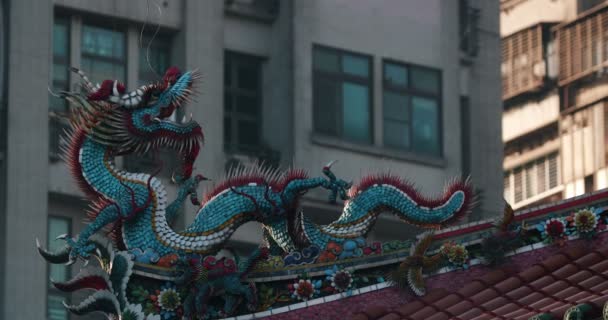 Taket Dekorativa Skulpturer Longshan Temple Med Modern Byggnad Bakgrunden Taipei — Stockvideo