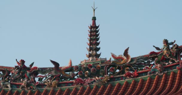 龙山寺屋顶装饰雕塑 — 图库视频影像