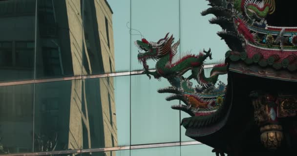 Декоративные Скульптуры Крыше Храма Луншань Современным Зданием Заднем Плане Тайбэй — стоковое видео