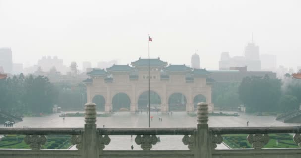 Marzo 2018 Turista Caminando Bajo Lluvia Plaza Libertad Chiang Kai — Vídeo de stock