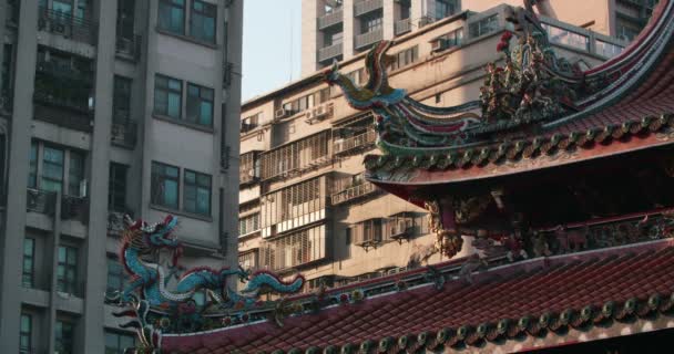 Telhado Esculturas Decorativas Templo Longshan Com Edifício Moderno Fundo Taipei — Vídeo de Stock