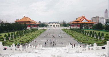 16 Mart 2018 - turist Özgürlük Meydanı Chiang Kai-Shek Memorial Hall. Özgürlük Meydanı karakterlerle yazıtlı kemerli