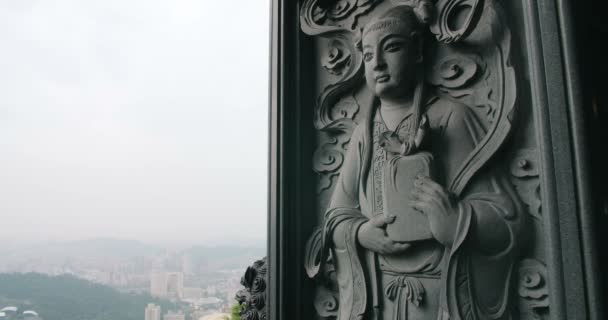 Скульптура Ангела Лестнице Входу Храм Жинань Тайбэй Тайвань — стоковое видео