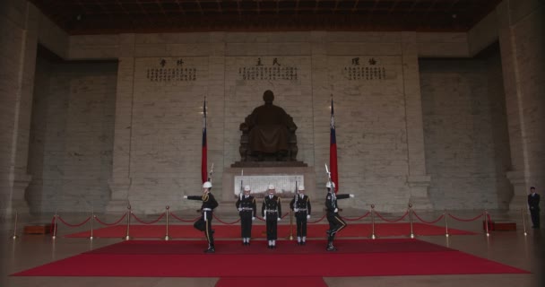 2018年3月16日 在蒋介石纪念堂更改警卫 — 图库视频影像