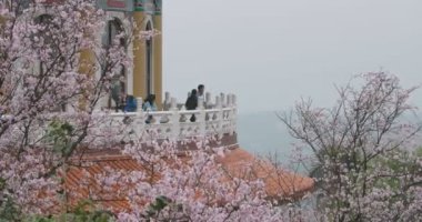 16 Mart 2018 - kalabalık turist sisli gün Tianyuan tapınağında. Tamsui, Tayvan