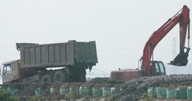 19 Mart 2018 - Ekskavatör Tamsui Nehri üzerinde çalışıyor. Tamsui, Tayvan