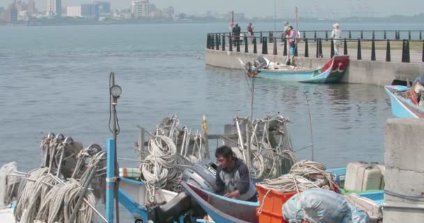 Mars 2018 Människor Fiske Nära Industriella Hamnen Tamsui Taiwan — Stockvideo