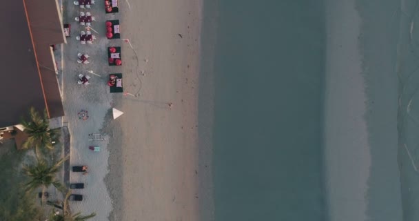 Luchtfoto Van Een Man Die Loopt Klong Prao Beach Koh — Stockvideo