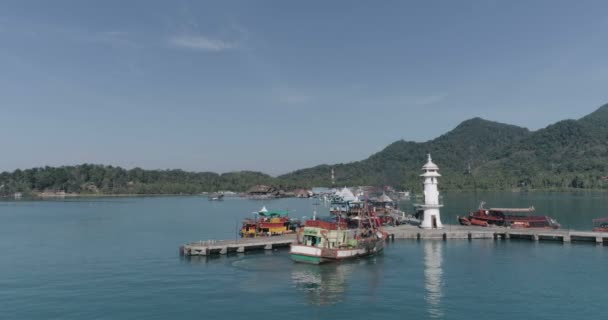 バンバオ桟橋の強打の空撮 チャン島の島 トラート — ストック動画