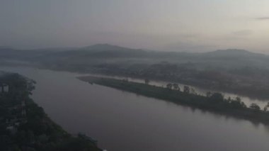 Mekong Nehri arasında Chiang Khong, Kuzey Tayland Chiang Rai eyaletinde küçük bir kasaba ve Houay Xai, Bokeo Laos eyaletinin başkenti havadan görünümü