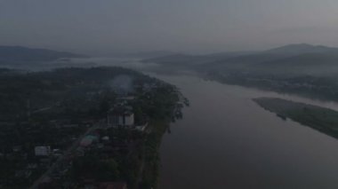 Mekong Nehri arasında Chiang Khong, Kuzey Tayland Chiang Rai eyaletinde küçük bir kasaba ve Houay Xai, Bokeo Laos eyaletinin başkenti havadan görünümü