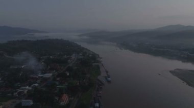 Mekong Nehri arasında Chiang Khong, Kuzey Tayland Chiang Rai eyaletinde küçük bir kasaba ve Houay Xai, Bokeo Laos eyaletinin başkenti havadan görünümü