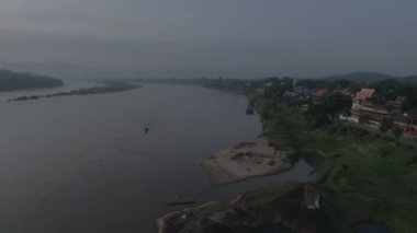 Mekong Nehri arasında Chiang Khong, Kuzey Tayland Chiang Rai eyaletinde küçük bir kasaba ve Houay Xai, Bokeo Laos eyaletinin başkenti havadan görünümü