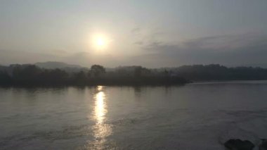 Mekong Nehri arasında Chiang Khong, Kuzey Tayland Chiang Rai eyaletinde küçük bir kasaba ve Houay Xai, Bokeo Laos eyaletinin başkenti havadan görünümü