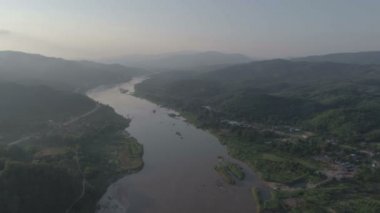 Mekong Nehri arasında Chiang Khong, Kuzey Tayland Chiang Rai eyaletinde küçük bir kasaba ve Houay Xai, Bokeo Laos eyaletinin başkenti havadan görünümü