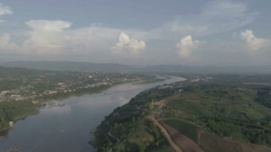 Mekong Nehri arasında Chiang Khong, Kuzey Tayland Chiang Rai eyaletinde küçük bir kasaba ve Houay Xai, Bokeo Laos eyaletinin başkenti havadan görünümü