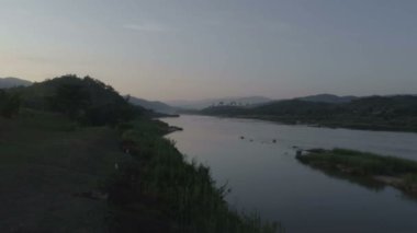 Mekong Nehri arasında Chiang Khong, Kuzey Tayland Chiang Rai eyaletinde küçük bir kasaba ve Houay Xai, Bokeo Laos eyaletinin başkenti havadan görünümü