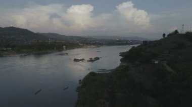 Mekong Nehri arasında Chiang Khong, Kuzey Tayland Chiang Rai eyaletinde küçük bir kasaba ve Houay Xai, Bokeo Laos eyaletinin başkenti havadan görünümü