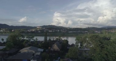 Mekong Nehri arasında Chiang Khong, Kuzey Tayland Chiang Rai eyaletinde küçük bir kasaba ve Houay Xai, Bokeo Laos eyaletinin başkenti havadan görünümü