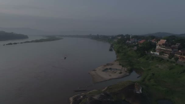 Luchtfoto Van Mekong Rivier Tussen Chiang Khong Een Klein Stadje — Stockvideo