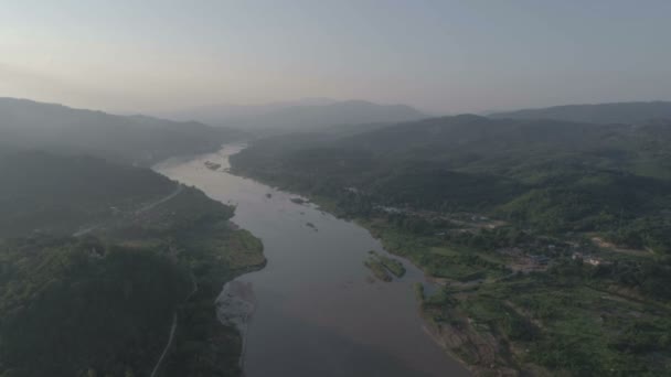 Flygfoto Över Mekongfloden Mellan Chiang Khong Liten Stad Chiang Rai — Stockvideo