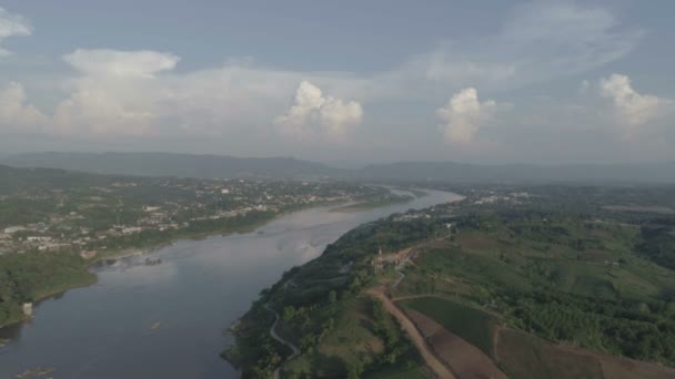 Luftaufnahme Des Mekong Zwischen Chiang Khong Einer Kleinstadt Der Provinz — Stockvideo