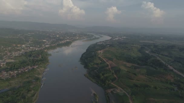 チェンコーン タイ北部チェンライ県の小さな町とナムカン Xai ラオス ボケオ州の首都間のメコン川の航空写真 — ストック動画
