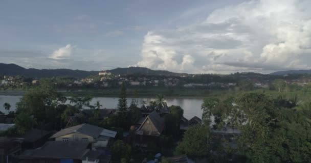 Luchtfoto Van Mekong Rivier Tussen Chiang Khong Een Klein Stadje — Stockvideo