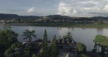 Mekong Nehri arasında Chiang Khong, Kuzey Tayland Chiang Rai eyaletinde küçük bir kasaba ve Houay Xai, Bokeo Laos eyaletinin başkenti havadan görünümü