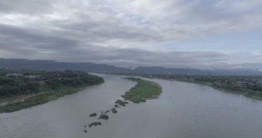 Mekong Nehri arasında Chiang Khong, Kuzey Tayland Chiang Rai eyaletinde küçük bir kasaba ve Houay Xai, Bokeo Laos eyaletinin başkenti havadan görünümü