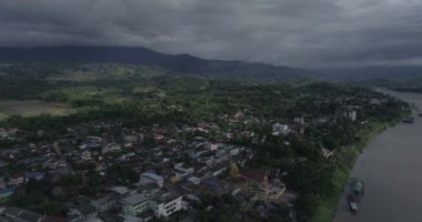 Mekong Nehri arasında Chiang Khong, Kuzey Tayland Chiang Rai eyaletinde küçük bir kasaba ve Houay Xai, Bokeo Laos eyaletinin başkenti havadan görünümü