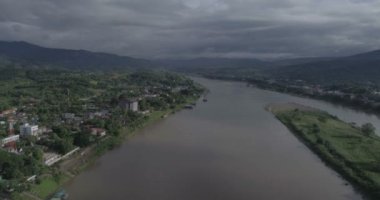 Mekong Nehri arasında Chiang Khong, Kuzey Tayland Chiang Rai eyaletinde küçük bir kasaba ve Houay Xai, Bokeo Laos eyaletinin başkenti havadan görünümü