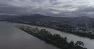 Mekong Nehri arasında Chiang Khong, Kuzey Tayland Chiang Rai eyaletinde küçük bir kasaba ve Houay Xai, Bokeo Laos eyaletinin başkenti havadan görünümü