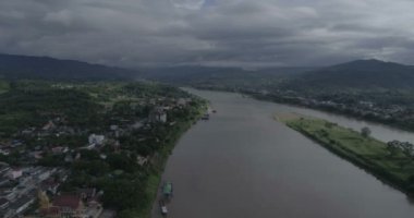 Mekong Nehri arasında Chiang Khong, Kuzey Tayland Chiang Rai eyaletinde küçük bir kasaba ve Houay Xai, Bokeo Laos eyaletinin başkenti havadan görünümü