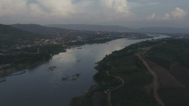Vista Aérea Del Río Mekong Entre Chiang Khong Una Pequeña — Vídeos de Stock