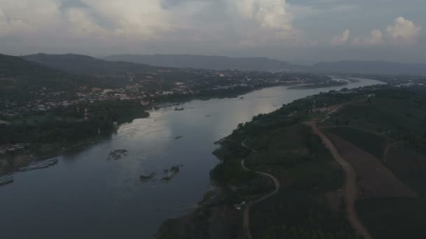 Luchtfoto Van Mekong Rivier Tussen Chiang Khong Een Klein Stadje — Stockvideo