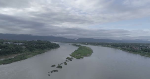 Flygfoto Över Mekongfloden Mellan Chiang Khong Liten Stad Chiang Rai — Stockvideo