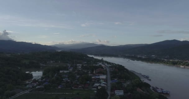 Flygfoto Över Mekongfloden Mellan Chiang Khong Liten Stad Chiang Rai — Stockvideo