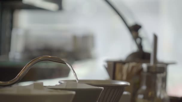 Slow Motion Shot Kaffe Droppande Processen — Stockvideo