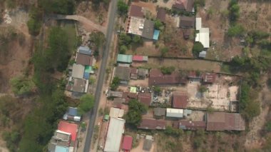 Tayland kırsal kasabasında yol havadan görünümü