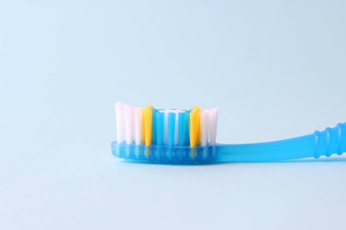 diş fırçası ve makarna üzerine renkli bir arka plan. Oral kavite hijyen.