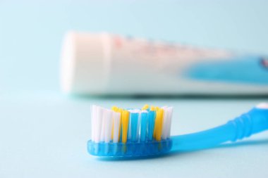 diş fırçası ve makarna üzerine renkli bir arka plan. Oral kavite hijyen.