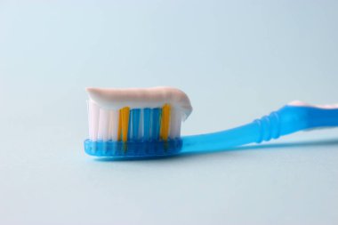 diş fırçası ve makarna üzerine renkli bir arka plan. Oral kavite hijyen.