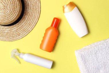 Güneş kremi, havlu, şapka, gözlük renkli bir arka plan üzerinde. Kozmetik sunburn.top görünümü, flatlay önlenmesi için 