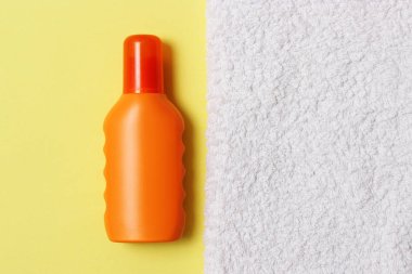 Güneş kremi, havlu, şapka, gözlük renkli bir arka plan üzerinde. Kozmetik sunburn.top görünümü, flatlay önlenmesi için 