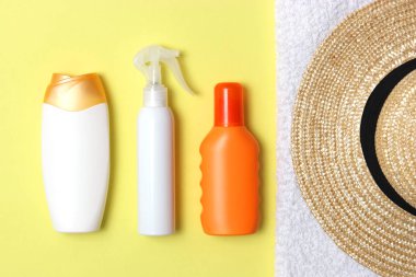 Güneş kremi, havlu, şapka, gözlük renkli bir arka plan üzerinde. Kozmetik sunburn.top görünümü, flatlay önlenmesi için 