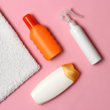 Güneş kremi, havlu, şapka, gözlük renkli bir arka plan üzerinde. Kozmetik sunburn.top görünümü, flatlay önlenmesi için 