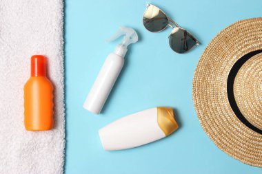 Güneş kremi, havlu, şapka, gözlük renkli bir arka plan üzerinde. Kozmetik sunburn.top görünümü, flatlay önlenmesi için 